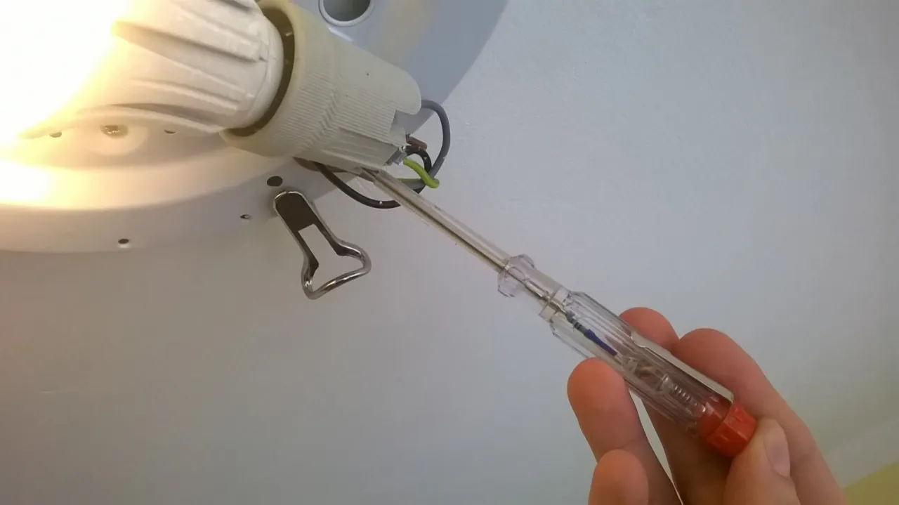 jak używać pr&oacute;bnika napięcia na kablach elektrycznych