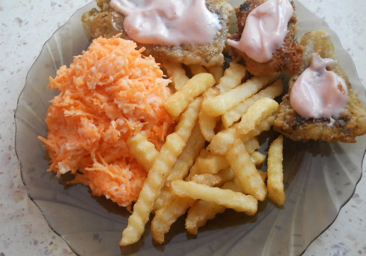 Talerz świeżej smażonej ryby z frytkami i surówką