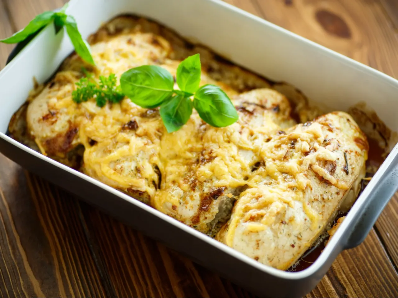 Pieczona pierś z kurczaka w serze, z bazylią i natką pietruszki. Idealna na dietetyczny obiad, dowiedz się jak zrobić dietetyczną pierś z kurczaka.