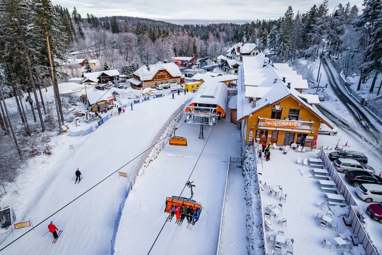 wyciąg taśmowy dla dzieci na stoku narciarskim