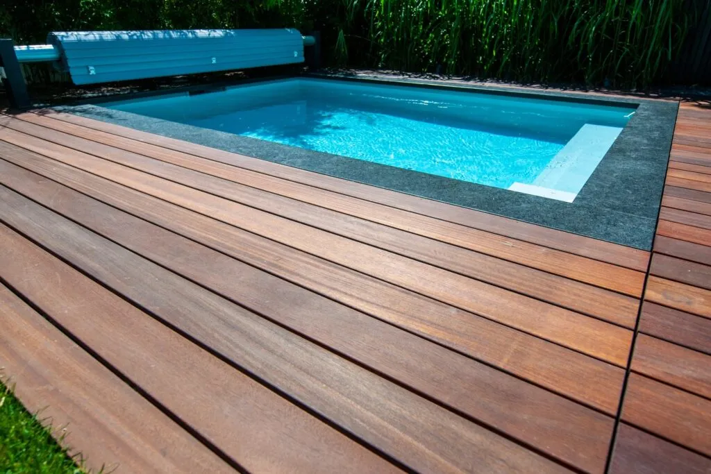 taras drewniany i kompozytowy porównanie