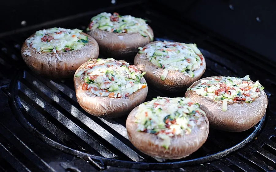 różne rodzaje grillowanych pieczarek, pieczarki faszerowane na grillu