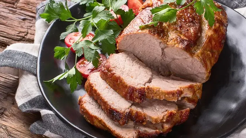 sucha polędwiczka wieprzowa na talerzu