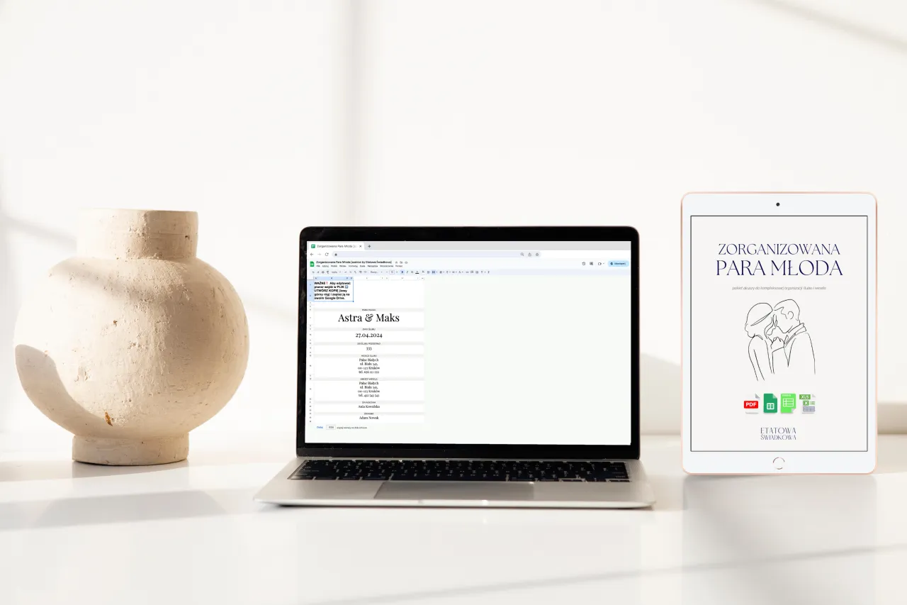 para młoda planująca budżet weselny przy stole z laptopem i notatkami