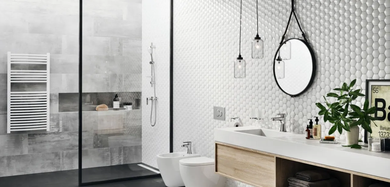 Nowoczesna łazienka z prysznicem i bidetem. Wiszące lampy nad umywalką sugerują, jakie oświetlenie do łazienki wybrać, by stworzyć przytulny klimat.