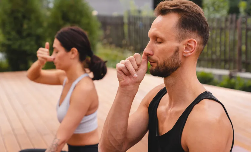 kobieta wykonująca ćwiczenia oddechowe na stres