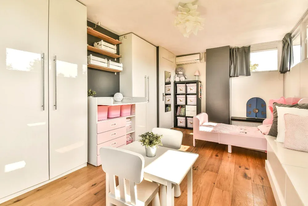 Jasne wnętrza małego mieszkania optyczne powiększenie