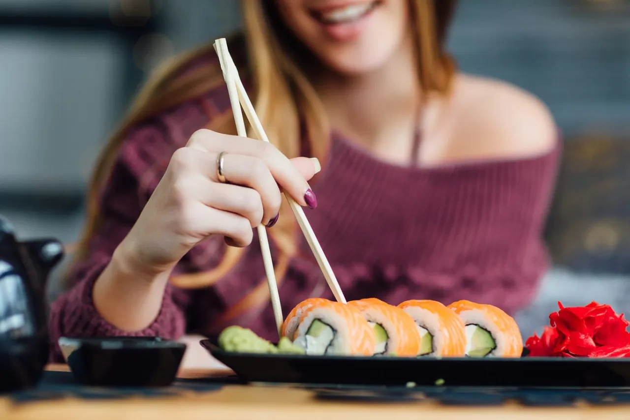 kobieta w ciąży je sushi bezpieczne