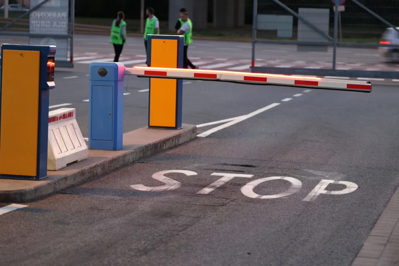 Ręczne otwieranie szlabanu kluczem