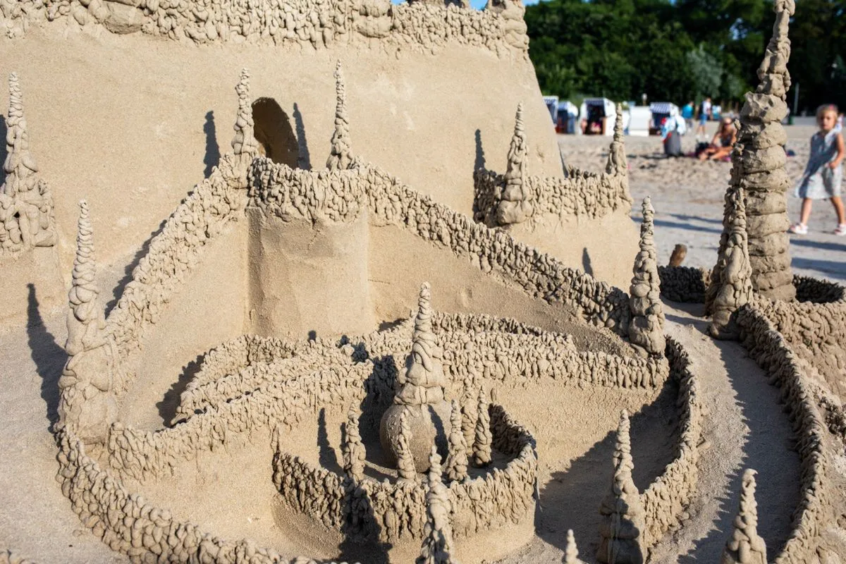 rodzina na plaży Bałtyk zamek z piasku