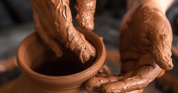 ludzie lepiący z gliny