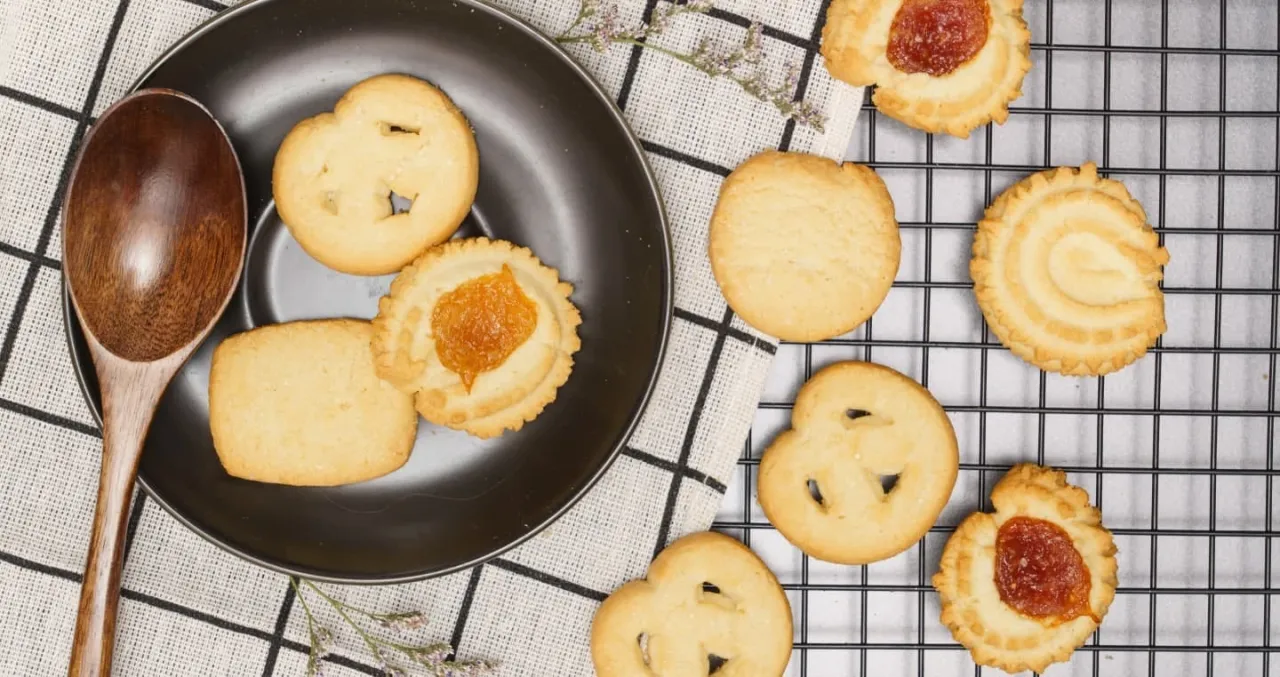 składniki na kruche ciastka mąka masło cukier puder