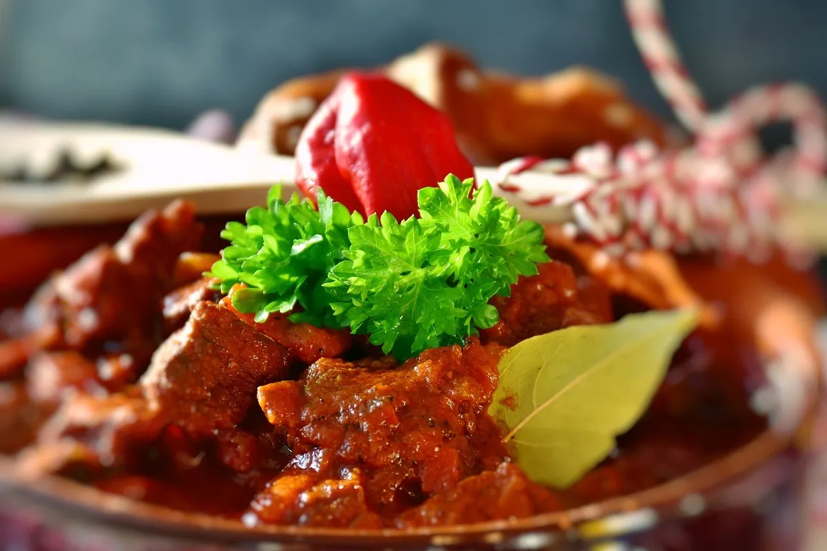 składniki do sosu pieczeniowego cebula czosnek bulion