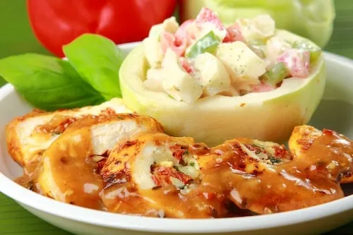 r&oacute;żnorodne dania obiadowe z pomidorami