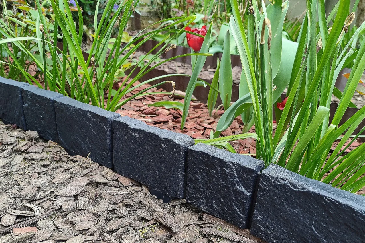 Czarne, kamienne obrzeża ogrodowe, idealne do stworzenia palisady. Z czego zrobic palisade ogrodowa? Z takich właśnie element&oacute;w!