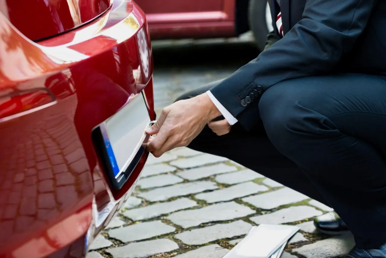 uszkodzone tablice rejestracyjne