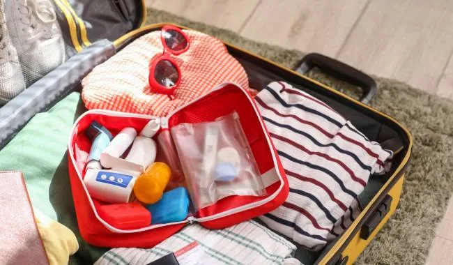 rolowanie ubrań walizka por&oacute;wnanie składanie