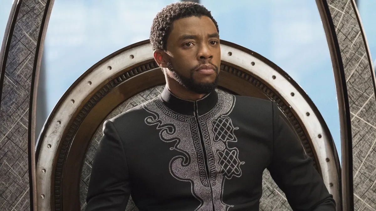 Chadwick Boseman jako Czarna Pantera w filmie Marvela