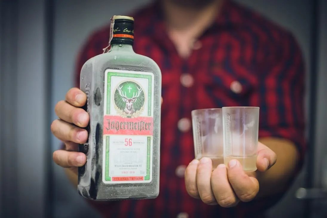 Jägermeister i whisky porównanie butelek