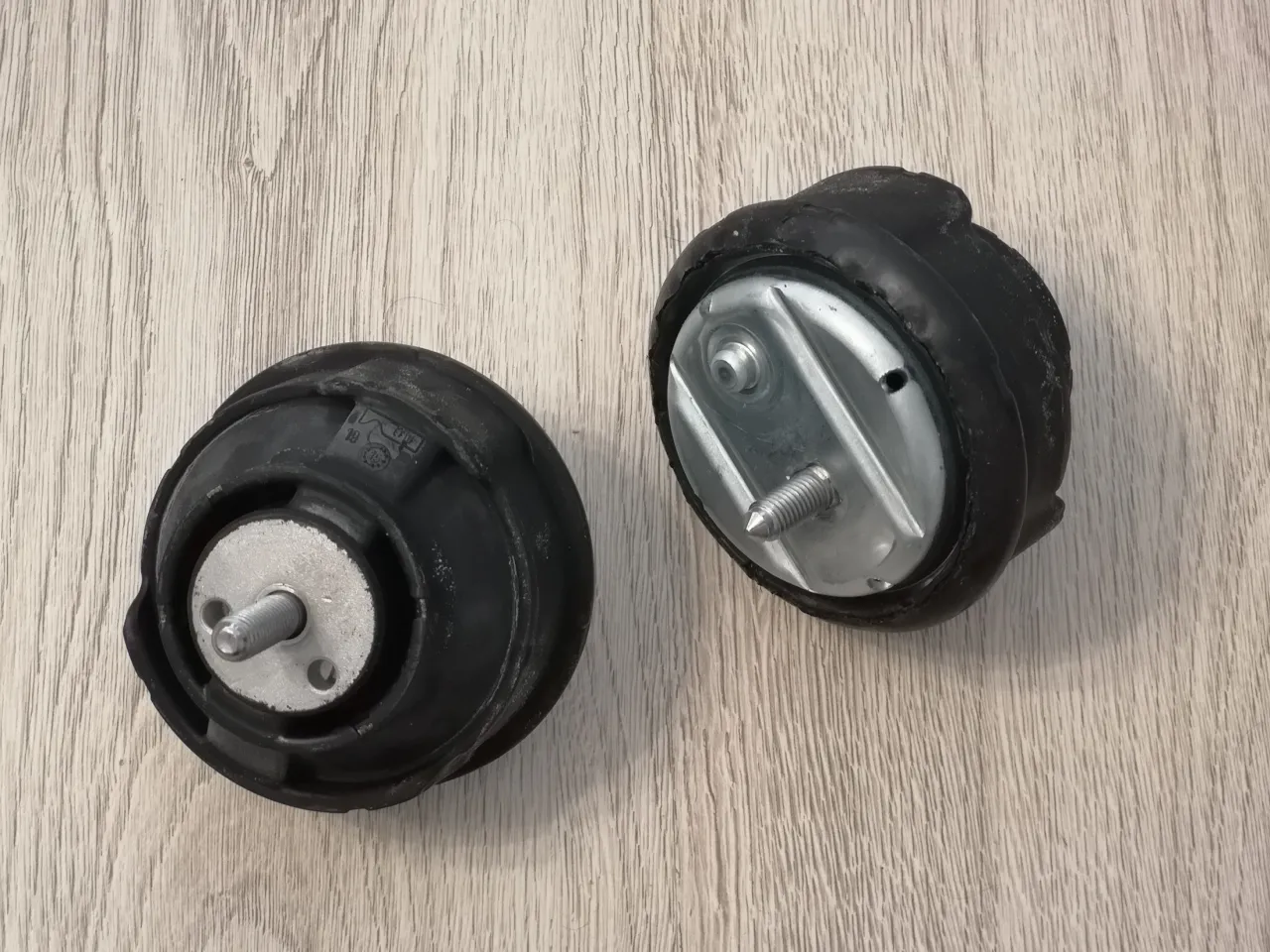 uszkodzona poduszka silnika wygląd