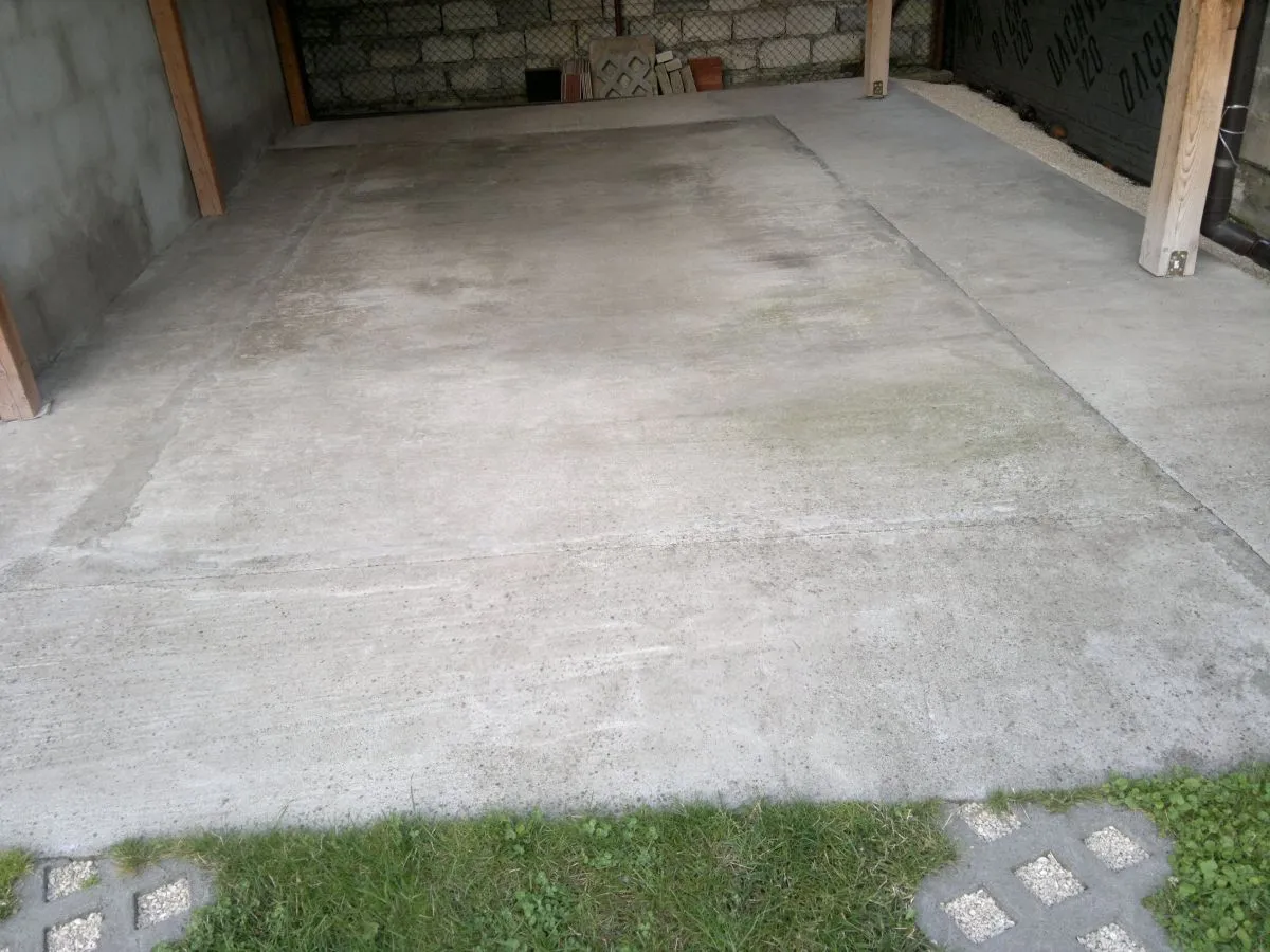 r&oacute;żne grubości wylewki betonowej pod wiatę