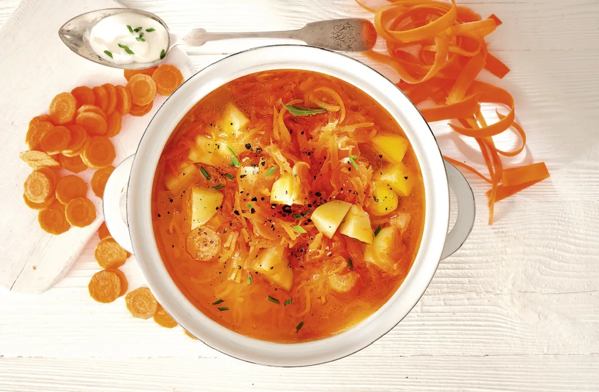 Zupa marchewkowa z grzankami i świeżymi ziołami