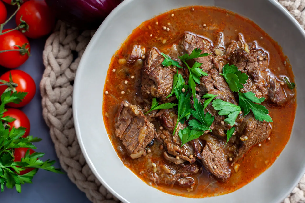 gulasz wołowy wolne duszenie