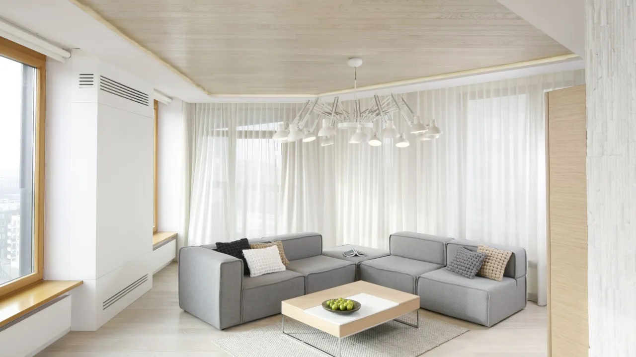 Beżowe ściany i szara kanapa w salonie aranżacje