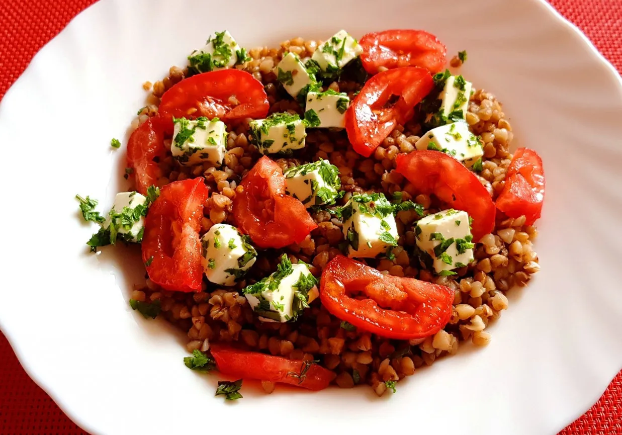 sałatka z kaszą gryczaną, wegańskie burgery gryczane