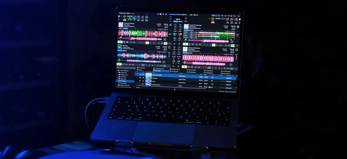 DJ korzystający z laptopa i oprogramowania do streamingu muzyki