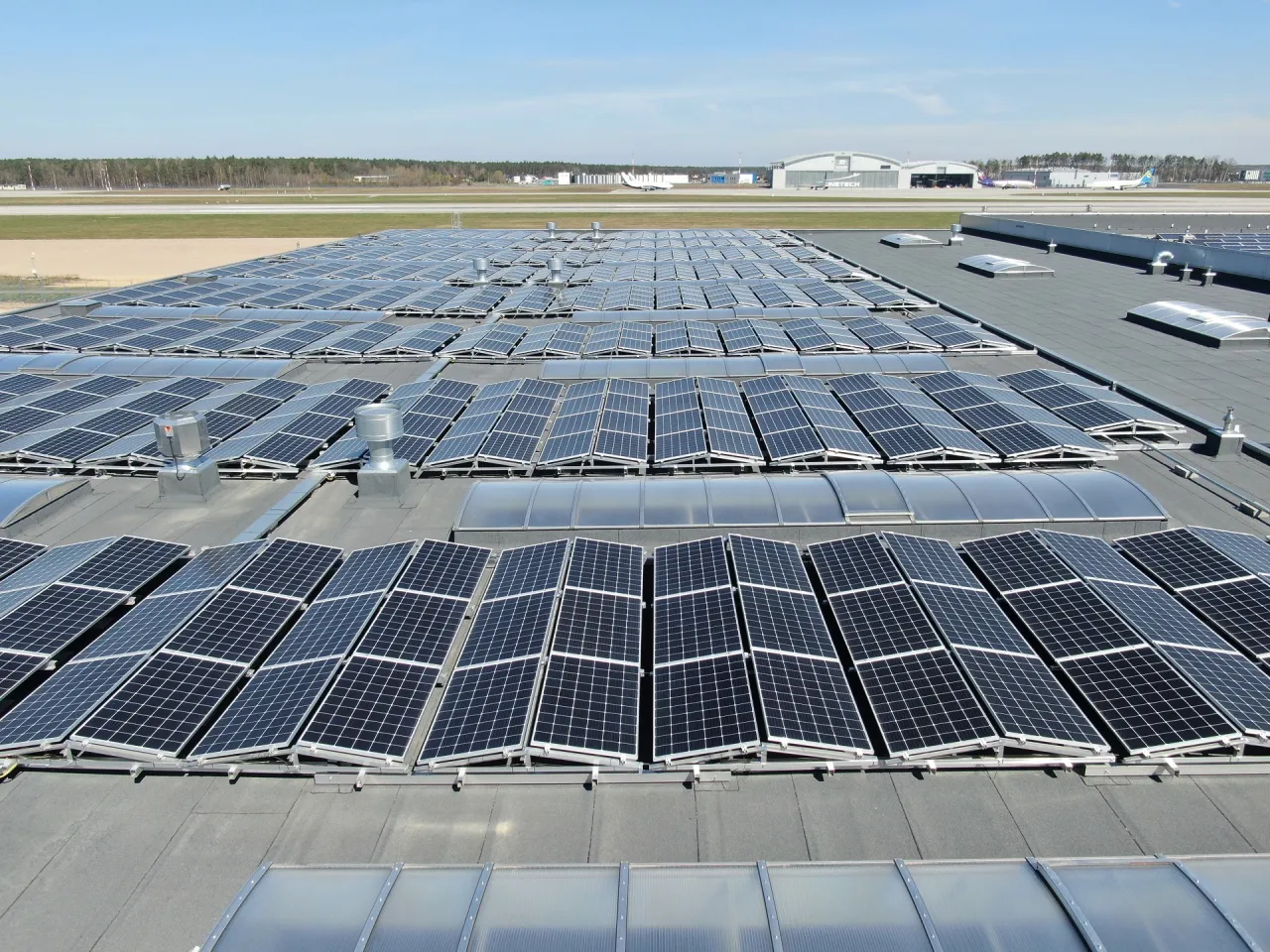 Instalacja fotowoltaiczna na dachu firmy