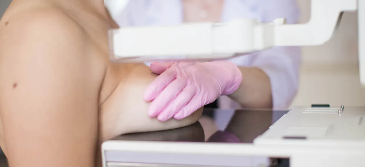 Ginekolog badający piersi pacjentki