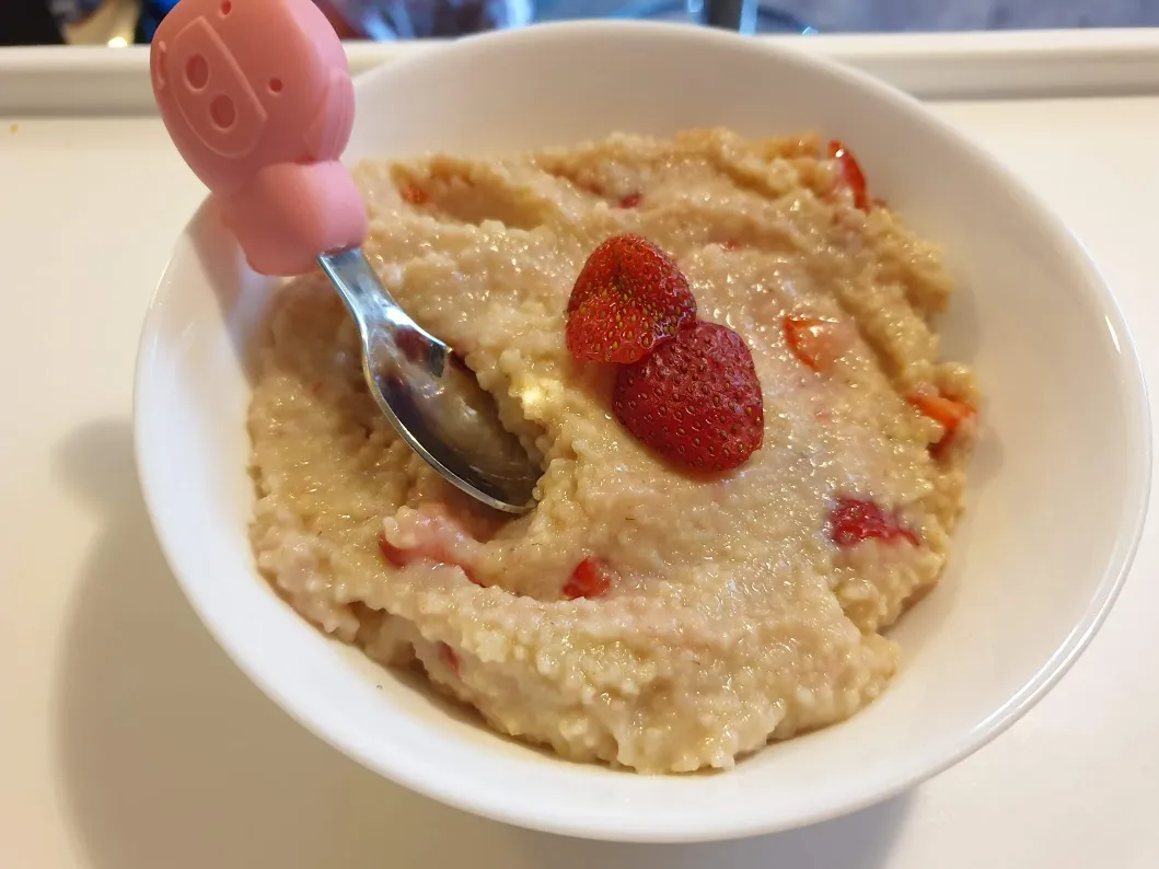 kuskus na słodko z r&oacute;żnymi owocami