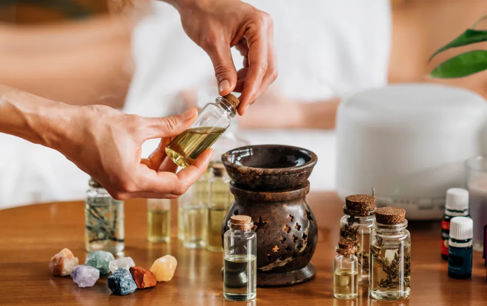 różne olejki do masażu relaksacyjnego buteleczki