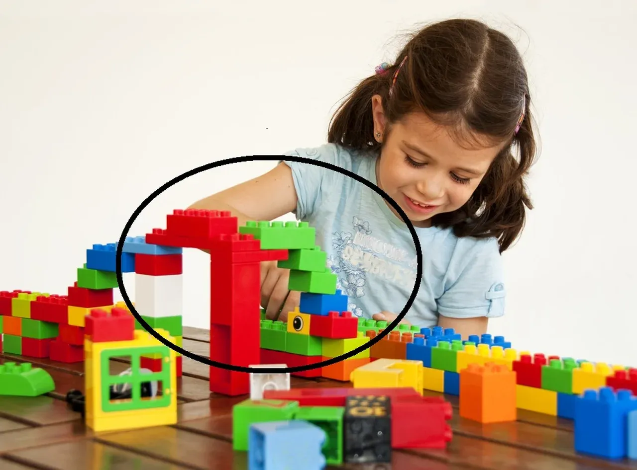 Dziecko budujące wieżę z klock&oacute;w lub bawiące się układanką