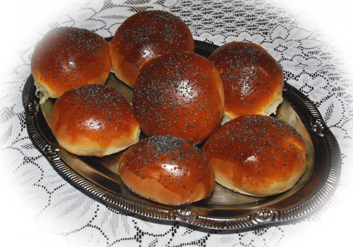 Bułka maślana z kawą, tradycyjne polskie śniadanie