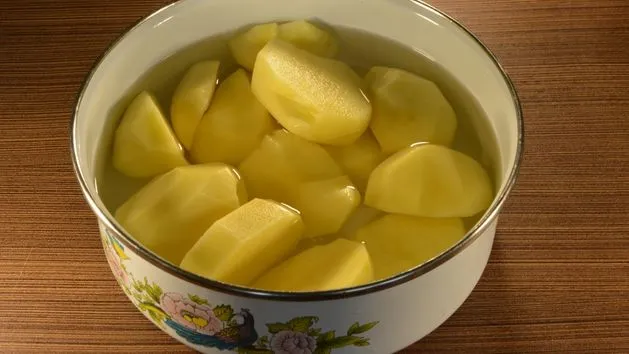 ziemniaki w wodzie z cytryną