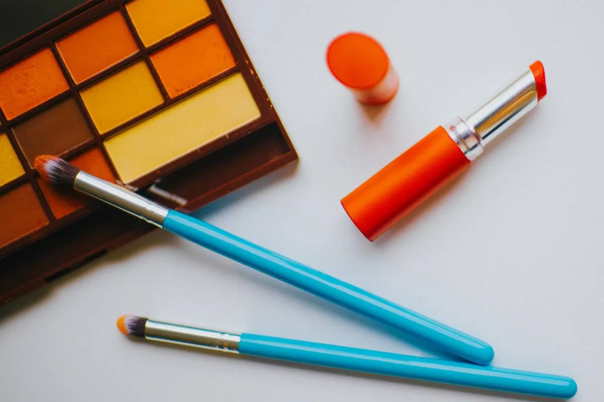 Zdjęcie Jak zrobić, żeby makijaż nie brudził ubrań i uniknąć plam?