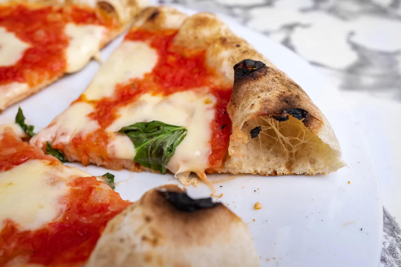 Zdjęcie Jak zrobić ciasto na pizzę, aby uniknąć twardego spodu