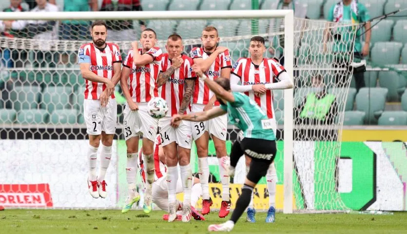 Zdjęcie Jak ustawiać mur w piłce nożnej, aby zminimalizować straty bramkowe