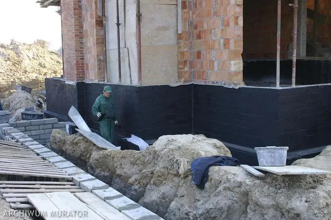 Zdjęcie Izolacja pionowa fundamentów: jak skutecznie użyć masy bitumicznej