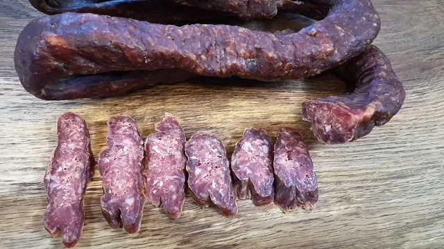Zdjęcie Kiełbasa długodojrzewająca: sekrety produkcji i wyjątkowe smaki