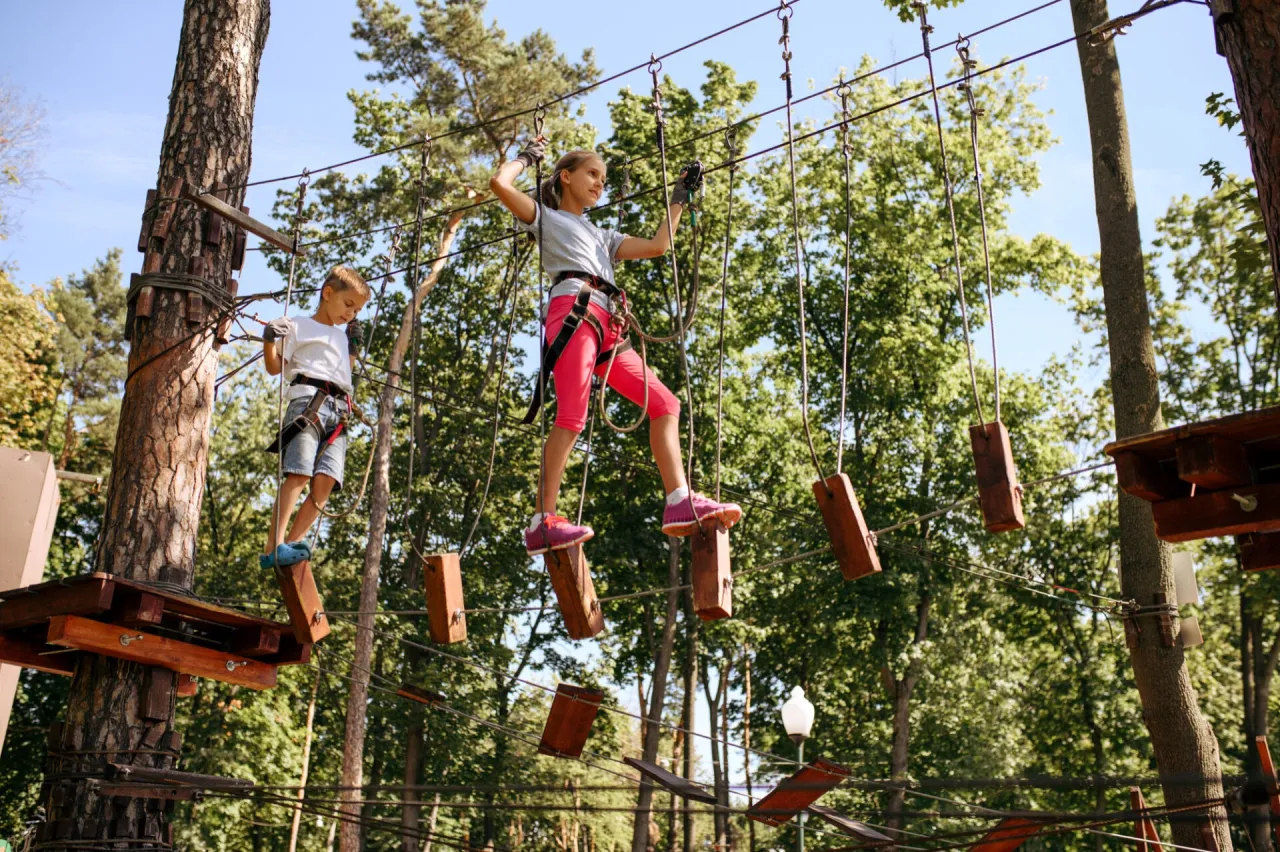 Zdjęcie Park linowy Spychowo - emocjonujące trasy i niezapomniane przygody
