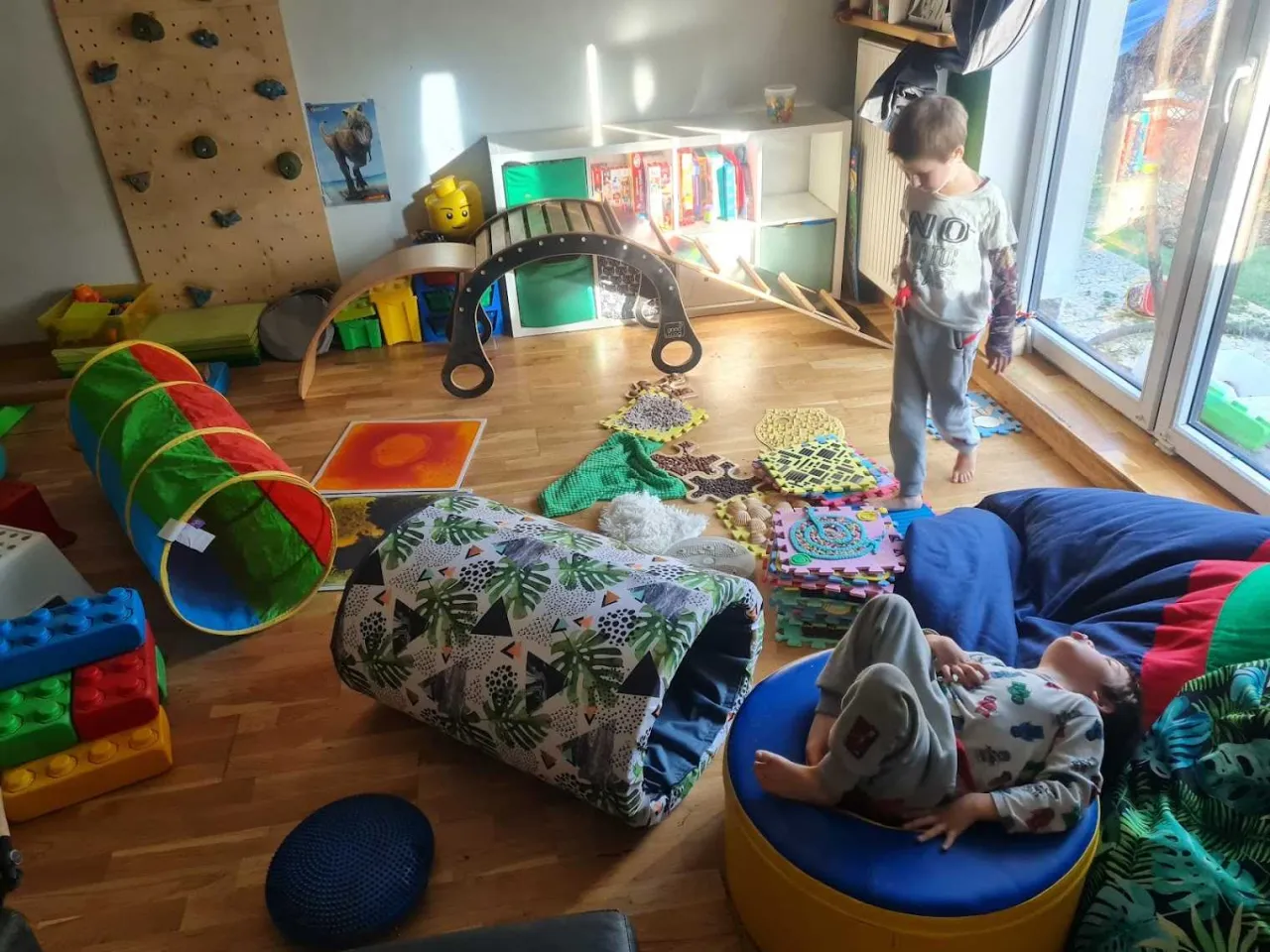 Zdjęcie Sensoryczny tor przeszkód w domu: jak stworzyć idealną zabawę dla dzieci
