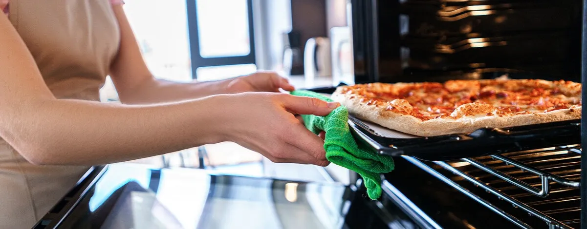 Zdjęcie Czy pizzę piec na papierze do pieczenia? Odkryj wady i zalety