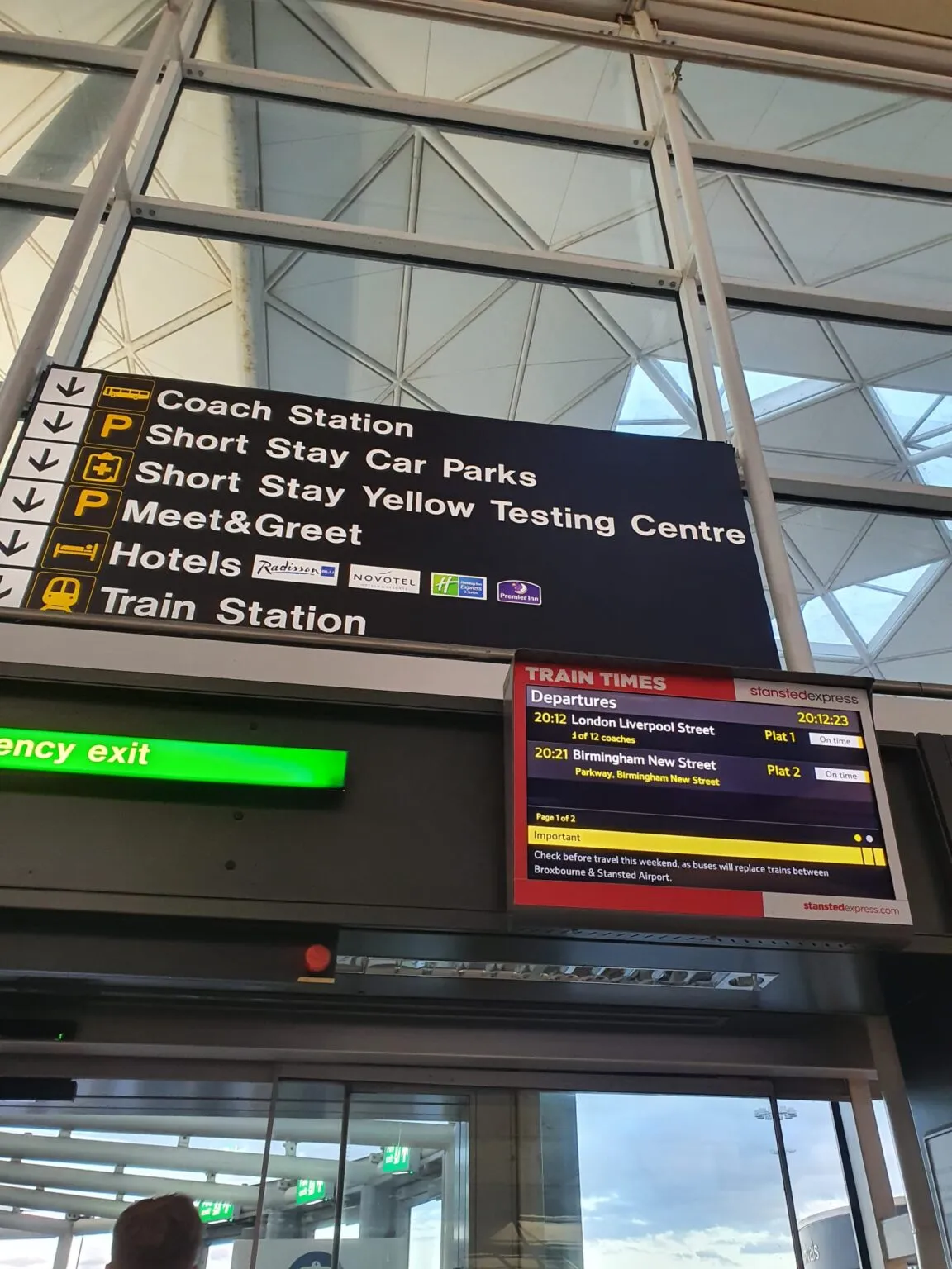 Zdjęcie Jak szybko i tanio dojechać z lotniska Stansted do Londynu – najlepsze opcje transportu