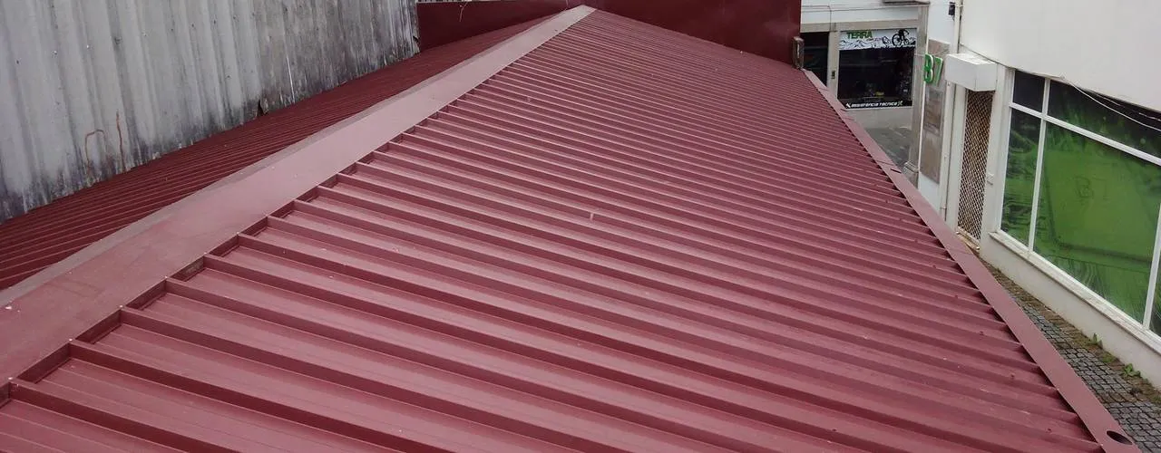 Zdjęcie Jaka grubość płyty warstwowej na dach? Oto kluczowe informacje, które musisz znać