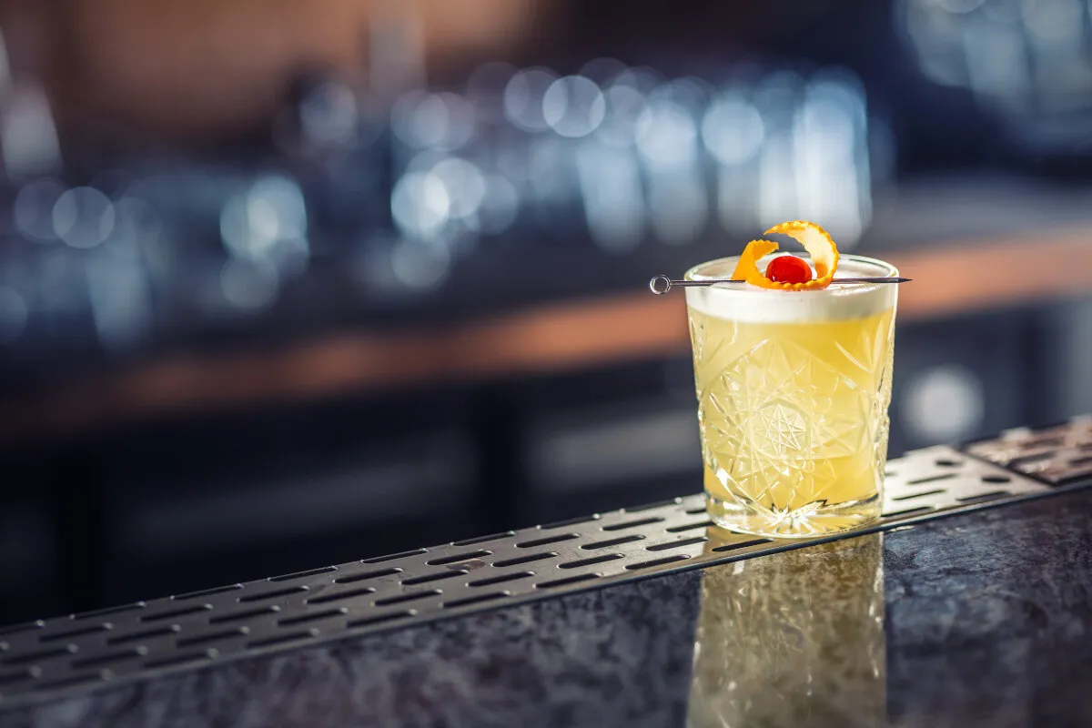 Zdjęcie Jak przygotować idealny whisky sour drink - sekrety smaku i historii