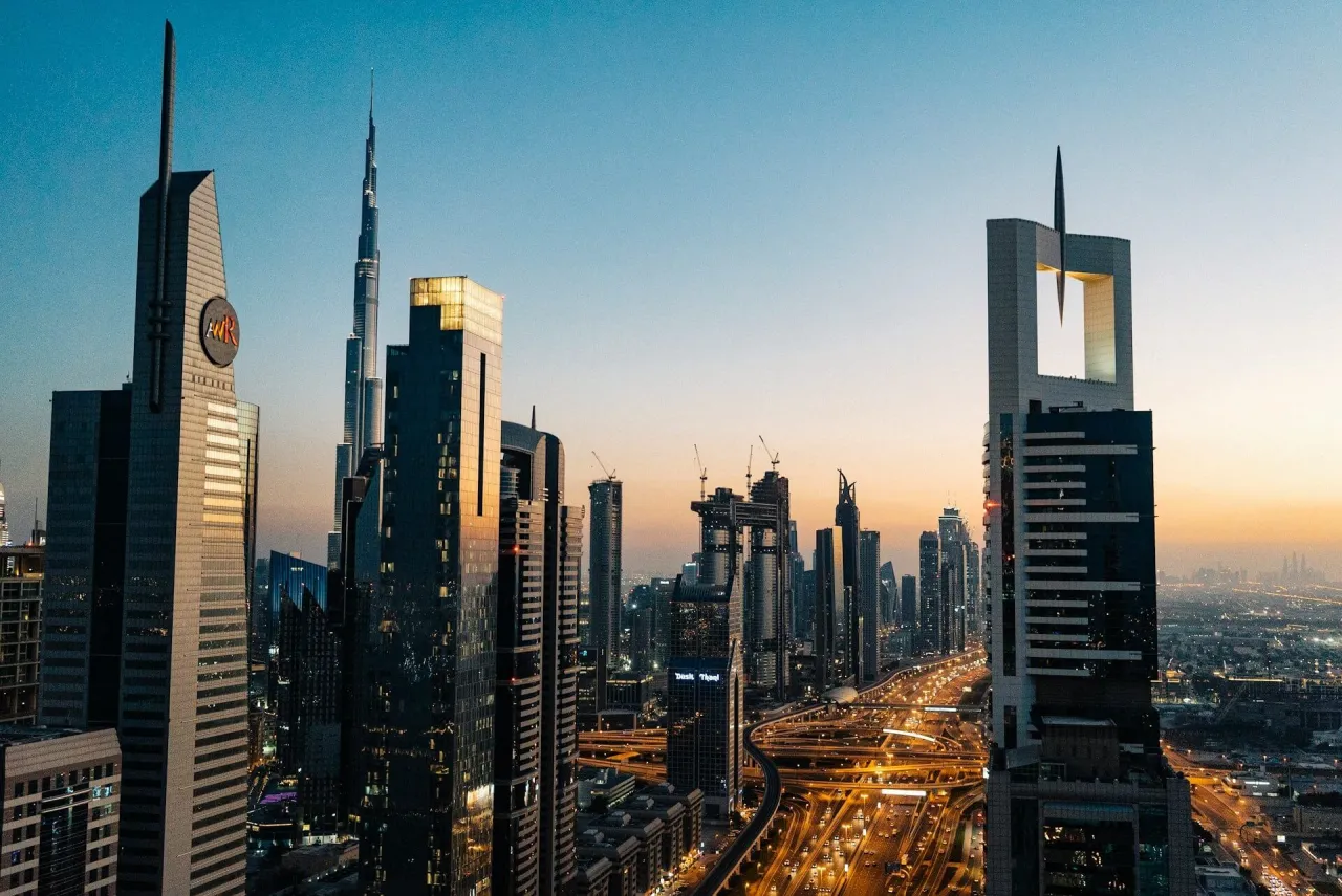 Zdjęcie Nad jakim morzem leży Dubaj? Odkryj jego fascynujące położenie