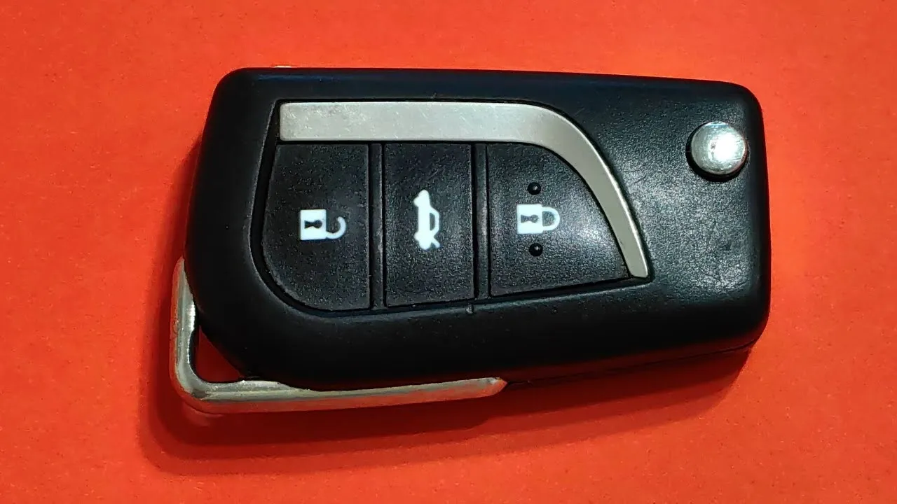 Zdjęcie Wymiana baterii w kluczyku toyota corolla e15 – prosta i szybka metoda